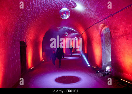 Illuminato fortezza Ehrenbreitstein durante un'anteprima della luce arte della manifestazione "Rheinleuchten' (lit. Reno acceso) a Coblenza, Germania, 19 marzo 2016. La manifestazione sarà valida fino al 02 aprile. Foto: Foto: THOMAS FREY/dpa Foto Stock