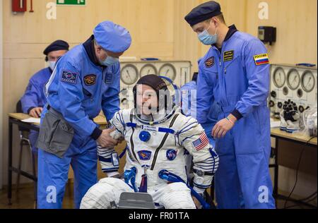 Baikonur in Kazakhstan. Xix Mar, 2016. Astronauta americano Jeff Williams durante la pressione finale controlli sul suo russo Sokol tuta di lancio in preparazione per il lancio a bordo della Soyuz TMA-20M navetta spaziale in Cosmodromo di Baikonur Marzo 18, 2016 in Kazakistan. Williams si uniranno i compagni di spedizione 47 membri di equipaggio cosmonauti Alexey Ovchinin e Oleg Skripochka alla Stazione spaziale internazionale. Foto Stock