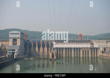 (160320) -- JINGHONG, Marzo 20, 2016 (Xinhua) -- Foto scattata il 20 marzo 2016 mostra la diga di Jinghong stazione idroelettrica in Dai prefettura autonoma di Xishuangbanna del sud-ovest della Cina di Provincia di Yunnan. Al fine di aiutare ad alleviare la siccità in Laos e Myanmar, Thailandia, Cambogia e Vietnam e Cina rilascia di emergenza di alimentazione di acqua da Jinghong stazione idroelettrica a valle del fiume Mekong dal 15 marzo al 10 aprile. Il fiume Mekong proviene da Cina e corre attraverso i suddetti cinque paesi. È noto come Lancang nel tratto cinese. (Xinhua/Hu Chao)(wjq) Foto Stock