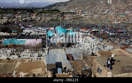 A Kabul, Afghanistan. 20 Mar, 2016. Le persone si radunano presso il Santuario Sakhi durante una cerimonia di afghana per Nuovo Anno a Kabul, capitale dell'Afghanistan, Marzo 20, 2016. Gli afghani hanno celebrato Nawroz o Anno nuovo nel mezzo di strette misure di sicurezza di domenica. © Rahmat Alizadah/Xinhua/Alamy Live News Foto Stock