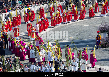 Città del Vaticano. 20 Mar, 2016. Cardinali Roma 20 Marzo 2016. Piazza San Pietro. Santa Messa per la Domenica delle Palme. Credito: Insidefoto/Alamy Live News Foto Stock