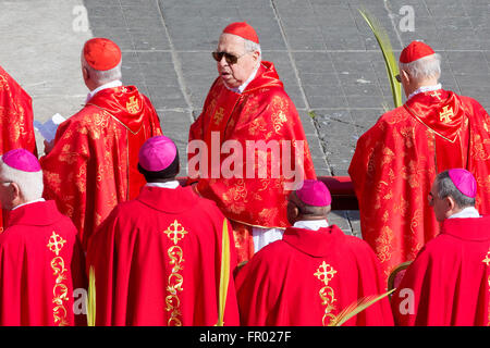 Città del Vaticano. 20 Mar, 2016. Cardinali Roma 20 Marzo 2016. Piazza San Pietro. Santa Messa per la Domenica delle Palme. Credito: Insidefoto/Alamy Live News Foto Stock