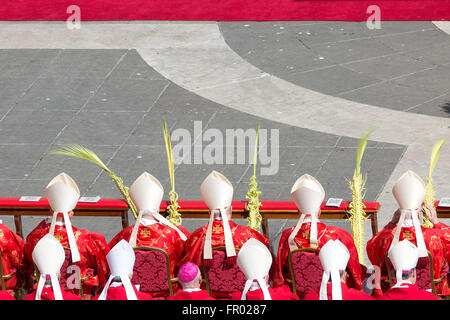 Città del Vaticano. 20 Mar, 2016. Cardinali Roma 20 Marzo 2016. Piazza San Pietro. Santa Messa per la Domenica delle Palme. Credito: Insidefoto/Alamy Live News Foto Stock