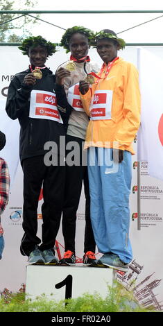 Lisbona, Portogallo. 20 Mar, 2016. Kenya Sammy Kitwara Kirop (C) pone durante la cerimonia di premiazione dopo la ventiseiesima Mezza Maratona di Lisbona a Lisbona, Portogallo, Marzo 20, 2016. © Zhang Liyun/Xinhua/Alamy Live News Foto Stock