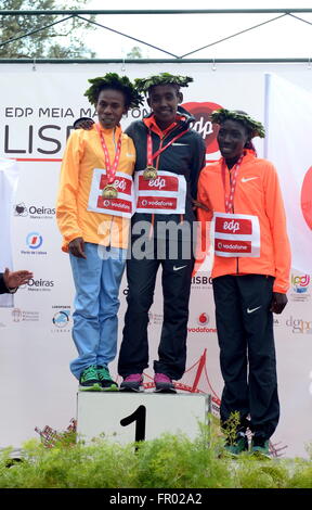 Lisbona, Portogallo. 20 Mar, 2016. In Etiopia la Ruti Aga (C) pone durante la cerimonia di premiazione dopo la ventiseiesima Mezza Maratona di Lisbona a Lisbona, Portogallo, Marzo 20, 2016. © Zhang Liyun/Xinhua/Alamy Live News Foto Stock