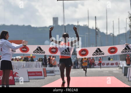 Lisbona, Portogallo. 20 Mar, 2016. In Etiopia la Ruti Aga compete durante la ventiseiesima Mezza Maratona di Lisbona a Lisbona, Portogallo, Marzo 20, 2016. © Zhang Liyun/Xinhua/Alamy Live News Foto Stock