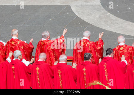 Città del Vaticano. 20 Mar, 2016. Cardinali Roma 20 Marzo 2016. Piazza San Pietro. Santa Messa per la Domenica delle Palme. Credito: Insidefoto/Alamy Live News Foto Stock