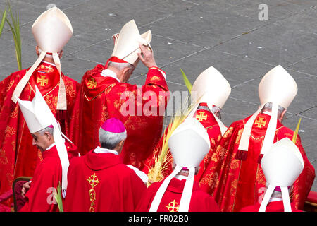 Città del Vaticano. 20 Mar, 2016. Cardinali Roma 20 Marzo 2016. Piazza San Pietro. Santa Messa per la Domenica delle Palme. Credito: Insidefoto/Alamy Live News Foto Stock