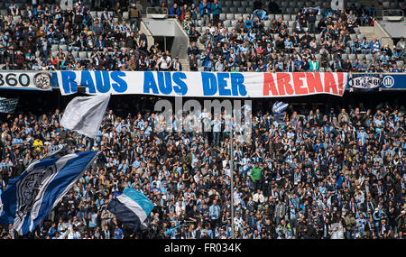 Monaco di Baviera, Germania. 20 Mar, 2016. I fan di Monaco di Baviera tenere un banner che recita "Raus aus der Arena' (lit. Al di fuori dell'arena) durante il tedesco della seconda divisione della Bundesliga partita di calcio tra TSV 1860 Monaco di Baviera e Arminia Bielefeld nello stadio Allianz Arena di Monaco di Baviera, Germania, 20 marzo 2016. Foto: SVEN HOPPE/dpa/Alamy Live News Foto Stock