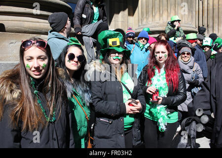 Montreal, Canada. Xx marzo, 2016. Folla sul lato della strada a guardare il giorno di San Patrizio Parade. Credit: Ali Alshammasi/Alamy Live News Foto Stock
