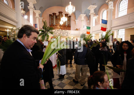 La città di New York, Stati Uniti d'America, 20 marzo 2016: Congregants raccogliere all'interno di San Paolo cappella prima della Domenica delle Palme processione da san Paolo cappella alla chiesa della Trinità Credito: Andrew Katz/Alamy Live News Foto Stock