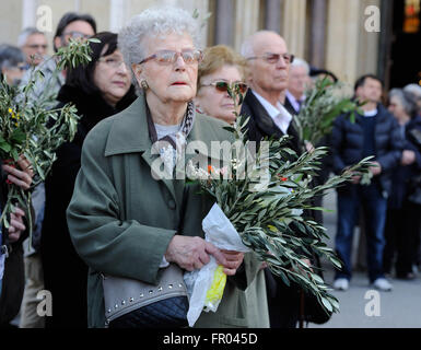 (160320) -- ZAGREB, Marzo 20, 2016 (Xinhua) - persone in attesa di rami di olivo durante la Domenica delle Palme a Zagabria, la capitale della Croazia, 20 marzo 2016. La Domenica delle Palme è una festa celebrata prima di Pasqua e i segni di Gesù Cristo, ingresso in Gerusalemme e l'inizio della Settimana Santa. (Xinhua/Miso Lisanin) Foto Stock