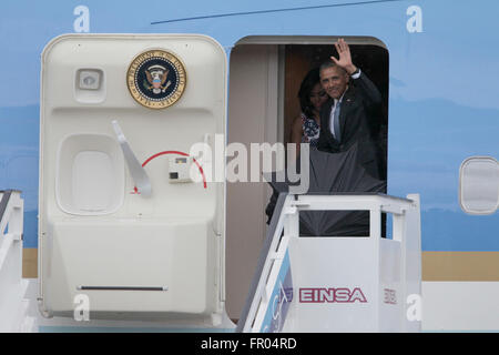 L'Avana, Cuba. 20 Mar, 2016. Stati Uniti Il presidente Barack Obama(R) arriva al Jose Marti International Airport in Avana, capitale di Cuba, 20 marzo 2016. Barack Obama è arrivato qui Domenica pomeriggio per una 3 giorni di visita. Credito: Liu Bin/Xinhua/Alamy Live News Foto Stock