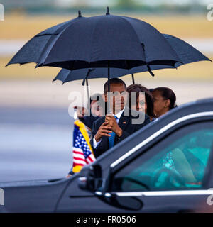 L'Avana, Cuba. 20 Mar, 2016. Stati Uniti Il presidente Barack Obama(parte anteriore) arriva al Jose Marti International Airport in Avana, capitale di Cuba, 20 marzo 2016. Barack Obama è arrivato qui Domenica pomeriggio per una 3 giorni di visita. Credito: Liu Bin/Xinhua/Alamy Live News Foto Stock