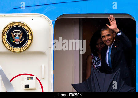 L'Avana, Cuba. 20 Mar, 2016. Stati Uniti Il presidente Barack Obama(R) arriva al Jose Marti International Airport in Avana, capitale di Cuba, 20 marzo 2016. Barack Obama è arrivato qui Domenica pomeriggio per una 3 giorni di visita. Credito: Liu Bin/Xinhua/Alamy Live News Foto Stock