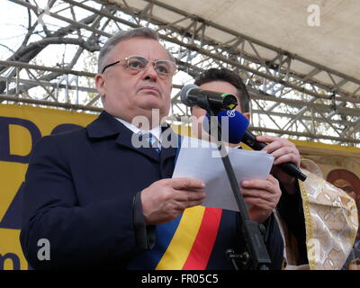 Bucarest, Romania, 20 marzo 2016: Nicolai Ontanu, il sindaco del distretto 2 che è anche sotto inchiesta da anti-corruzione dei pubblici ministeri parla di fronte cristiano ortodosso i credenti alla manifestazione culturale "L'icona - Finestra di Dio" che segna la celebrazione della ortodossia domenica si è tenuto presso l'icona chiesa di Bucarest. Credito: Gabriel Petrescu/Alamy Live News Foto Stock