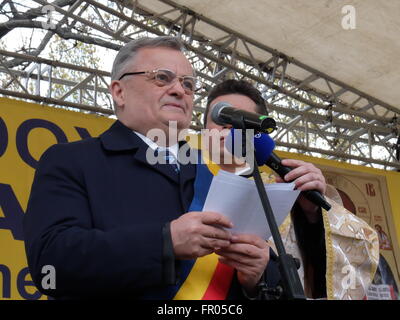 Bucarest, Romania, 20 marzo 2016: Nicolai Ontanu, il sindaco del distretto 2 che è anche sotto inchiesta da anti-corruzione dei pubblici ministeri parla di fronte cristiano ortodosso i credenti alla manifestazione culturale "L'icona - Finestra di Dio" che segna la celebrazione della ortodossia domenica si è tenuto presso l'icona chiesa di Bucarest. Credito: Gabriel Petrescu/Alamy Live News Foto Stock