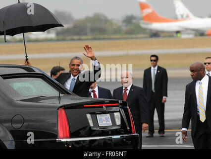 L'Avana, Cuba. Xx marzo, 2016. - Stati Uniti Il presidente Barack Obama onde come egli si prepara ad entrare nel suo veicolo dopo essere arrivati con la moglie Michelle e le figlie Sasha e Melia a Jose Marti International Airport in Havana, Cuba il 20 marzo 2016 per una visita di 3 giorni, la prima da una seduta U.S. Presidente in 90 anni. Credito: Paul Hennessy/Alamy Live News Foto Stock