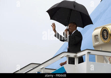 L'Avana, Cuba. 20 Mar, 2016. Immagine fornita da Cubadebate mostra il Presidente degli Stati Uniti d'America, Barack Obama (R) saluto come il suo arrivo a Jose Marti aeroporto di Havana, Cuba, il 20 marzo 2016. Stati Uniti Il presidente Barack Obama è arrivato domenica a Cuba, in una storica visita che potrebbe segnare l'inizio di una nuova era nelle relazioni degli Stati Uniti con il suo prossimo dopo più di cinquanta anni di guerra fredda-ser animosità. Credito: Ismael Francisco/Cubadebate/Xinhua/Alamy Live News Foto Stock