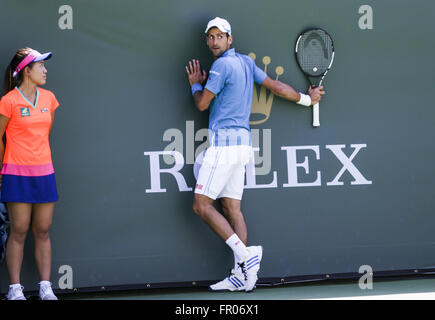 Los Angeles, California, USA. 20 Mar, 2016. Novak Djokovic della Serbia nelle azioni sconfiggere Milos Raonic del Canada durante gli uomini singles match finale del BNP Paribas Open Tennis Tournament. Â Djokovic ha vinto 6-4, 6-4. Credito: Ringo Chiu/ZUMA filo/Alamy Live News Foto Stock