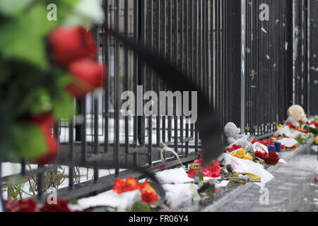 Kiev, Ucraina. 20 Mar, 2016. Kiev, Ucraina - Secondo i dati preliminari, a bordo di Boeing-737-800, che è sceso all'aeroporto di Rostov-on-Don, vi erano 55 passeggeri, compresi quattro bambini e sette membri dell'equipaggio. Tutti loro, secondo la MOE, morì. Tutti i passeggeri interessati crash di Boeing-737-800 erano russi. L'equipaggio di un aereo di linea della compagnia aerea di Dubai a Mosca, si è schiantato in fase di atterraggio a Rostov-on-Don, composto da cittadini stranieri. FlyDubai compagnia aereo si schiantò mentre l'atterraggio all'aeroporto di Rostov-on-Don. Il rivestimento è stato legato in volo da Dubai a Rostov-on-Don. Volo FZ-981 FlyDubai Foto Stock