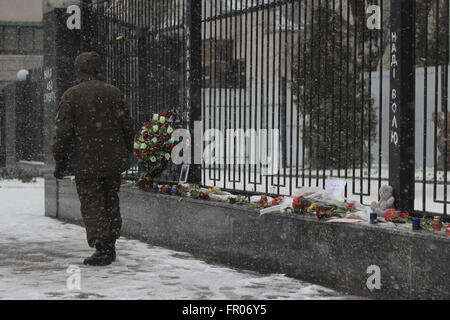 Kiev, Ucraina. 20 Mar, 2016. Kiev, Ucraina - Secondo i dati preliminari, a bordo di Boeing-737-800, che è sceso all'aeroporto di Rostov-on-Don, vi erano 55 passeggeri, compresi quattro bambini e sette membri dell'equipaggio. Tutti loro, secondo la MOE, morì. Tutti i passeggeri interessati crash di Boeing-737-800 erano russi. L'equipaggio di un aereo di linea della compagnia aerea di Dubai a Mosca, si è schiantato in fase di atterraggio a Rostov-on-Don, composto da cittadini stranieri. FlyDubai compagnia aereo si schiantò mentre l'atterraggio all'aeroporto di Rostov-on-Don. Il rivestimento è stato legato in volo da Dubai a Rostov-on-Don. Volo FZ-981 FlyDubai Foto Stock