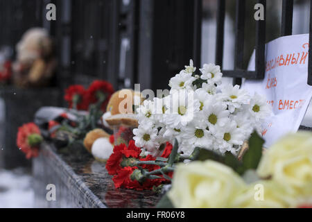 Kiev, Ucraina. 20 Mar, 2016. Kiev, Ucraina - Secondo i dati preliminari, a bordo di Boeing-737-800, che è sceso all'aeroporto di Rostov-on-Don, vi erano 55 passeggeri, compresi quattro bambini e sette membri dell'equipaggio. Tutti loro, secondo la MOE, morì. Tutti i passeggeri interessati crash di Boeing-737-800 erano russi. L'equipaggio di un aereo di linea della compagnia aerea di Dubai a Mosca, si è schiantato in fase di atterraggio a Rostov-on-Don, composto da cittadini stranieri. FlyDubai compagnia aereo si schiantò mentre l'atterraggio all'aeroporto di Rostov-on-Don. Il rivestimento è stato legato in volo da Dubai a Rostov-on-Don. Volo FZ-981 FlyDubai Foto Stock