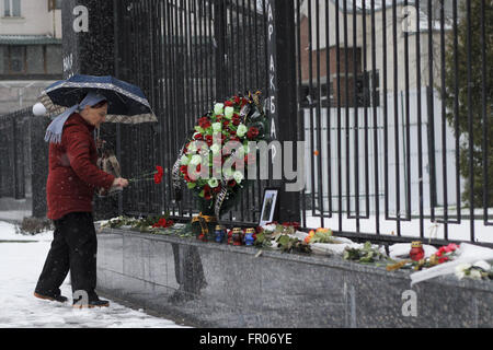 Kiev, Ucraina. 20 Mar, 2016. Kiev, Ucraina - Secondo i dati preliminari, a bordo di Boeing-737-800, che è sceso all'aeroporto di Rostov-on-Don, vi erano 55 passeggeri, compresi quattro bambini e sette membri dell'equipaggio. Tutti loro, secondo la MOE, morì. Tutti i passeggeri interessati crash di Boeing-737-800 erano russi. L'equipaggio di un aereo di linea della compagnia aerea di Dubai a Mosca, si è schiantato in fase di atterraggio a Rostov-on-Don, composto da cittadini stranieri. FlyDubai compagnia aereo si schiantò mentre l'atterraggio all'aeroporto di Rostov-on-Don. Il rivestimento è stato legato in volo da Dubai a Rostov-on-Don. Volo FZ-981 FlyDubai Foto Stock