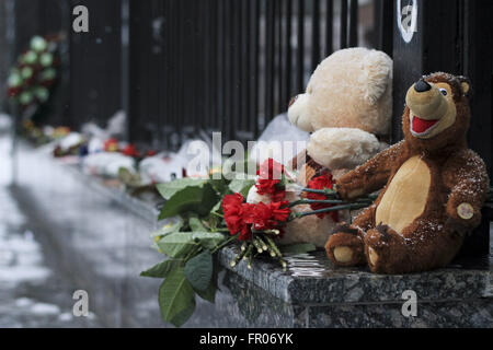 Kiev, Ucraina. 20 Mar, 2016. Kiev, Ucraina - Secondo i dati preliminari, a bordo di Boeing-737-800, che è sceso all'aeroporto di Rostov-on-Don, vi erano 55 passeggeri, compresi quattro bambini e sette membri dell'equipaggio. Tutti loro, secondo la MOE, morì. Tutti i passeggeri interessati crash di Boeing-737-800 erano russi. L'equipaggio di un aereo di linea della compagnia aerea di Dubai a Mosca, si è schiantato in fase di atterraggio a Rostov-on-Don, composto da cittadini stranieri. FlyDubai compagnia aereo si schiantò mentre l'atterraggio all'aeroporto di Rostov-on-Don. Il rivestimento è stato legato in volo da Dubai a Rostov-on-Don. Volo FZ-981 FlyDubai Foto Stock