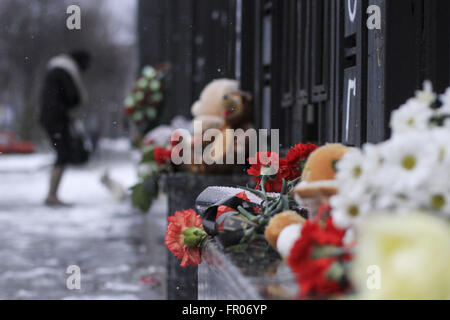 Kiev, Ucraina. 20 Mar, 2016. Kiev, Ucraina - Secondo i dati preliminari, a bordo di Boeing-737-800, che è sceso all'aeroporto di Rostov-on-Don, vi erano 55 passeggeri, compresi quattro bambini e sette membri dell'equipaggio. Tutti loro, secondo la MOE, morì. Tutti i passeggeri interessati crash di Boeing-737-800 erano russi. L'equipaggio di un aereo di linea della compagnia aerea di Dubai a Mosca, si è schiantato in fase di atterraggio a Rostov-on-Don, composto da cittadini stranieri. FlyDubai compagnia aereo si schiantò mentre l'atterraggio all'aeroporto di Rostov-on-Don. Il rivestimento è stato legato in volo da Dubai a Rostov-on-Don. Volo FZ-981 FlyDubai Foto Stock