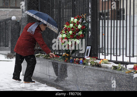 Kiev, Ucraina. 20 Mar, 2016. Kiev, Ucraina - Secondo i dati preliminari, a bordo di Boeing-737-800, che è sceso all'aeroporto di Rostov-on-Don, vi erano 55 passeggeri, compresi quattro bambini e sette membri dell'equipaggio. Tutti loro, secondo la MOE, morì. Tutti i passeggeri interessati crash di Boeing-737-800 erano russi. L'equipaggio di un aereo di linea della compagnia aerea di Dubai a Mosca, si è schiantato in fase di atterraggio a Rostov-on-Don, composto da cittadini stranieri. FlyDubai compagnia aereo si schiantò mentre l'atterraggio all'aeroporto di Rostov-on-Don. Il rivestimento è stato legato in volo da Dubai a Rostov-on-Don. Volo FZ-981 FlyDubai Foto Stock