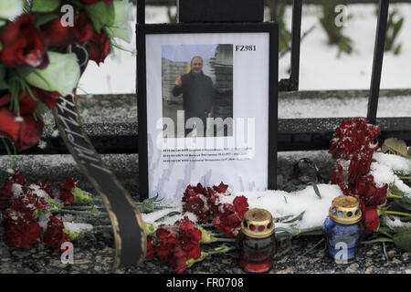 Kiev, Ucraina. 20 Mar, 2016. Kiev, Ucraina - Secondo i dati preliminari, a bordo di Boeing-737-800, che è sceso all'aeroporto di Rostov-on-Don, vi erano 55 passeggeri, compresi quattro bambini e sette membri dell'equipaggio. Tutti loro, secondo la MOE, morì. Tutti i passeggeri interessati crash di Boeing-737-800 erano russi. L'equipaggio di un aereo di linea della compagnia aerea di Dubai a Mosca, si è schiantato in fase di atterraggio a Rostov-on-Don, composto da cittadini stranieri. FlyDubai compagnia aereo si schiantò mentre l'atterraggio all'aeroporto di Rostov-on-Don. Il rivestimento è stato legato in volo da Dubai a Rostov-on-Don. Volo FZ-981 FlyDubai Foto Stock