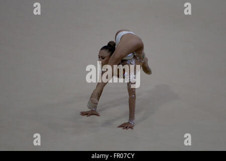 Lisbona, Portogallo. 20 Mar, 2016. Vincitore Aleksandra Soldatova della Russia esegue con la palla durante la finale di fig Rhythmic Gymnastics World Cup di Lisbona, in Portogallo il 20 marzo 2016. © Pedro Fiuza/ZUMA filo/Alamy Live News Foto Stock