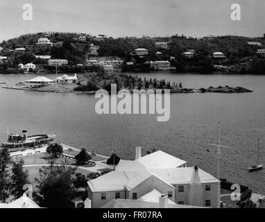 24 nov 1953 - Albuoy punto, Hamilton, Bermuda - su questo punto della terra, i membri di varie organizzazioni per la gioventù si riuniranno per ascoltare un indirizzo da Sua Maestà la Regina Elisabetta II durante la sua visita di Sua Altezza Reale il Duca di Edimburgo. L' edificio in primo piano a destra è il Royal Bermuda Yacht Club che sarà onorato da una visita della coppia reale dove la Regina a firmare il libro degli ospiti. Lo yacht Wilhelmina che avrà il Royal Party su una crociera attraverso le isole del grande suono prima di sbarcare a Mangrove Bay Wharf, nella sezione occidentale delle isole, pict Foto Stock