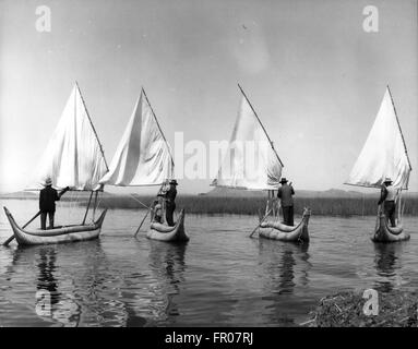 Apr 18, 1956 - Lago Titicaca, Sud America - Lago Titicaca è tra la Bolivia e il Perù, 12.300 piedi fino nelle Ande del sud America. Si tratta di oltre 100 miglia lunga e larga 60 e sebbene quasi come un mare interno, l'acqua è fresca e proviene da molti piccoli fiumi che scorrono dalle montagne circostanti. Solo un fiume scorre fuori del lago e scompare al semi sconosciuto alta deserti della Bolivia. Le persone che vivono intorno al lago sono prevalentemente indiani Aymara, i superstiti di una civiltà antica che vivevano nella regione a lungo prima che i conquistadores spagnoli arrivati e che neve Foto Stock