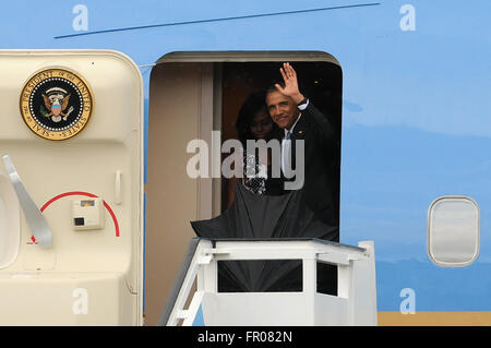 L'Avana, Cuba. Xx marzo, 2016. - Stati Uniti Il presidente Barack Obama onde come egli esce dalla Air Force One dopo che arrivano con la First Lady Michelle Obama e le figlie Sasha e Melia a Jose Marti International Airport in Havana, Cuba il 20 marzo 2016 per una visita di 3 giorni, la prima da una seduta U.S. Presidente in 90 anni. Credito: Paul Hennessy/Alamy Live News Foto Stock