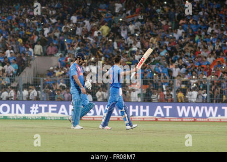 Kolkata, India. Xix Mar, 2016. Beat India Pakistan da sei wickets per la quinta volta nel mondo ICC T20s. India mantiene la loro tutti i record di vincere contro il Pakistan nel torneo di ICC. Virat Kohli top-cliente con un imbattuto 55 divenne l'uomo del match. In questa occasione Mamatra Banerjee, Amitabh Bachchan, Imran Khan, Wasim Akram, Virender Sehwag, Sunil Gavaskar, Abhishek Bachchan, Sachin Tendulkar tutti sono presenti a Eden giardini. © Saikat Paolo/Pacific Press/Alamy Live News Foto Stock