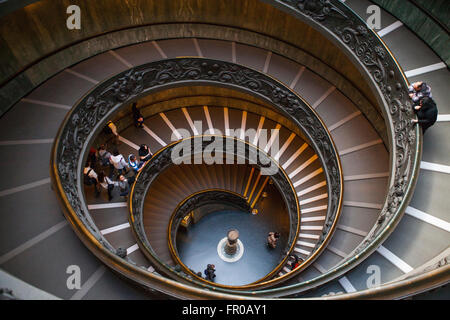 Roma, Italia - 02 Marzo 2016 : Vista dall'alto della famosa scalinata con forma rotonda al Museo del Vaticano. Foto Stock