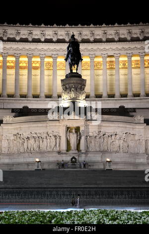 Maestoso Altare della Patria di notte in Roma, Italia Foto Stock