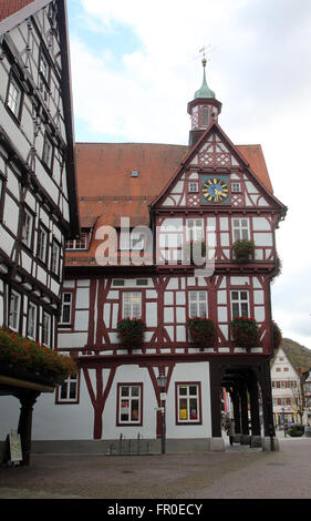 Rathouse con orologio sulla Marktplatz square in Bad Urach, Germania il 21 ottobre 2014. Foto Stock