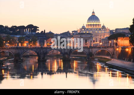 Monumentale Basilica di San Pietro oltre il Tevere al tramonto in Roma, Italia. Foto Stock