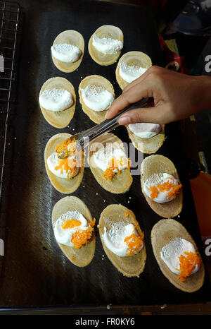 Khanom Beaung tailandese o una sorta di pancake riempito il cibo thai o Thai Style Crisp Tart sul vassoio, Thailandia - (messa a fuoco selettiva) Foto Stock