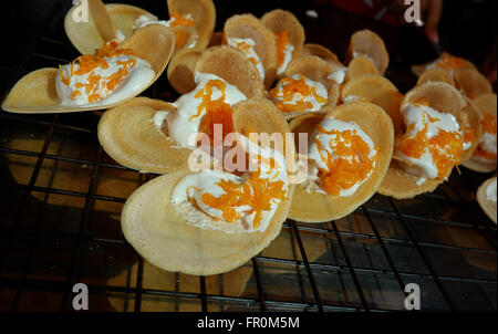 Khanom Beaung tailandese o una sorta di pancake riempito il cibo thai o Thai Style Crisp Tart sul vassoio, Thailandia - (messa a fuoco selettiva) Foto Stock