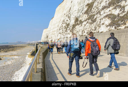 Gli studenti a piedi lungo dalle bianche scogliere a Rottingdean, East Sussex, Inghilterra, Regno Unito. Foto Stock