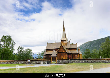 Il legno storico doga chiesa di Lom, risalente al XII secolo, un'attrazione turistica in Oppland, Norvegia. Foto Stock