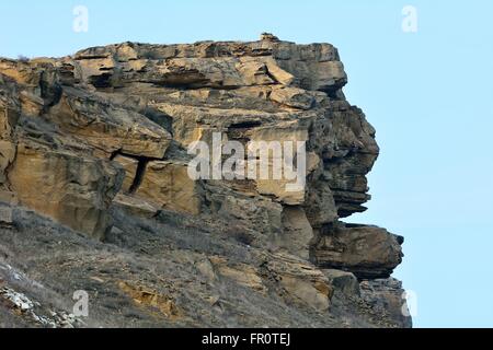 Formazione di roccia conformata a testa. La formazione naturale che assomiglia a un isola di pasqua in testa le colline ad ovest di Baku in Azerbaijan Foto Stock