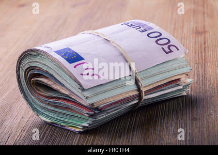 Le banconote in euro. Valuta Euro. Euro denaro. Close-up di un laminato banconote in euro sul tavolo di legno Foto Stock