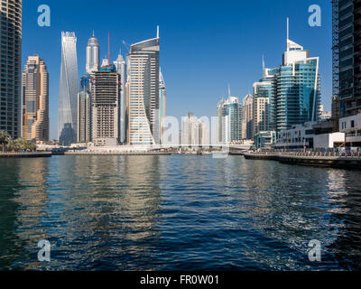Highrise waterfront edifici e ponte nel quartiere di Marina di Dubai, Emirati Arabi Uniti Foto Stock