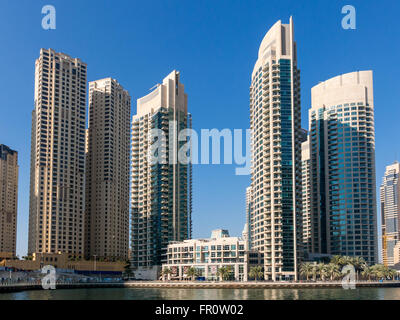 Highrise waterfront edifici nel quartiere di Marina di Dubai, Emirati Arabi Uniti Foto Stock