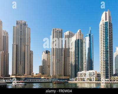 Highrise waterfront edifici e barche nel quartiere di Marina di Dubai, Emirati Arabi Uniti Foto Stock